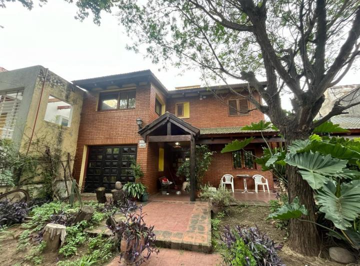 Casa · 220m² · 5 Ambientes · 3 Cocheras