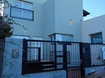 Casa · 250m² · 14 Ambientes · 1 Cochera · Casa 3 Dorm. con Quincho en Km3