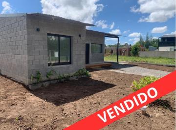 Casa · 85m² · 4 Ambientes · 1 Cochera · Casa en Acacias Blancas (Bº Abierto)