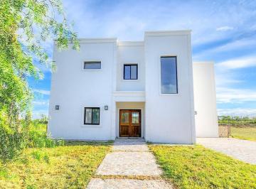 Casa · 169m² · 5 Ambientes · 1 Cochera · Venta - Casa - San Sebastian Área 8