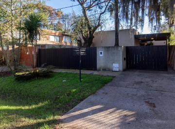 Casa · 130m² · 3 Dormitorios · 2 Cocheras · Venta de Casa en Barrio Los Troncos Funes
