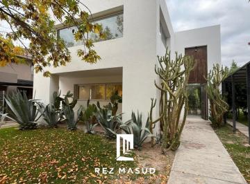 Casa · 254m² · 5 Ambientes · 2 Cocheras · Casa en Alquiler