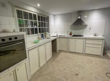 Casa · 153m² · 4 Ambientes · 2 Cocheras · Casa Remodelada a Nueva con Gran Parque en Adrogue - Ubicacion Privilegiada