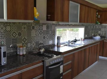 Casa · 220m² · 4 Ambientes · Hermosa Casa en Venta - Barrio Privado Valdevez