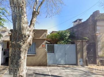 PH · 71m² · 2 Ambientes · 1 Cochera · Casa en Venta con Patio en Bernal