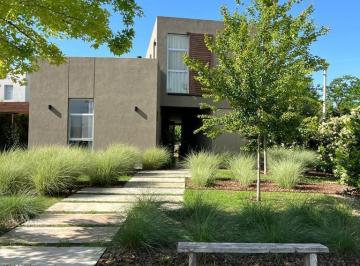 Casa · 160m² · 4 Ambientes · Casa en Venta con 3 Dorm.