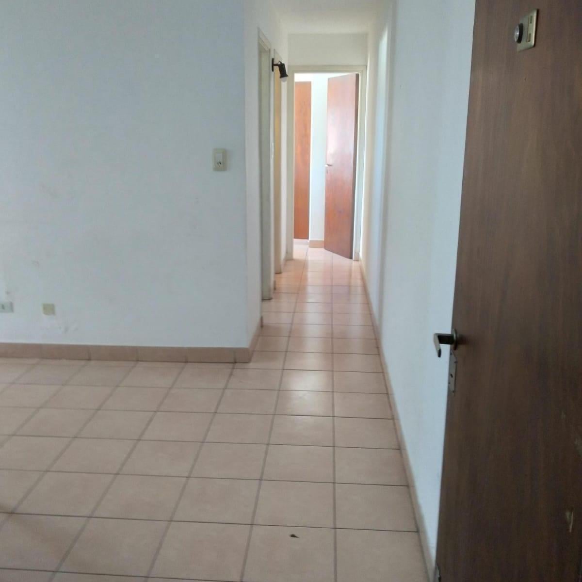 Departamento de dos ambientes en segundo piso por escalera
