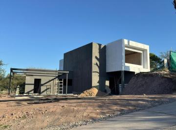 Casa · 330m² · 5 Ambientes · 2 Cocheras · Casa en Venta de 3 Dorm., 330 m² Cub, Estancia Q2