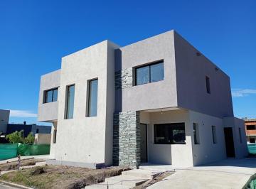 Casa · 140m² · 4 Ambientes · 2 Cocheras · Casa en Venta en Spring Park Pilar