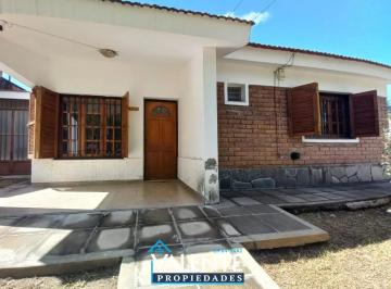 Casa de 4 ambientes, La Falda · Chalet con Dos Dorm. y Piscina