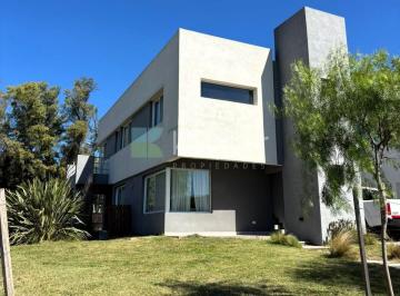 Casa · 151m² · 5 Ambientes · Casa en Venta en Santa Elena, Pilar, G. B. a. Zona Norte
