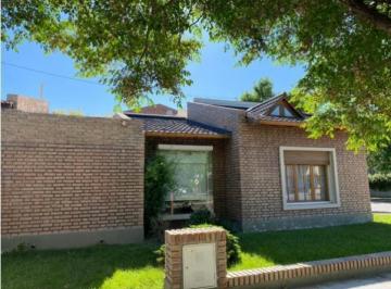 Casa · 212m² · 7 Ambientes · Casa en Cipolletti, Apta Crédito