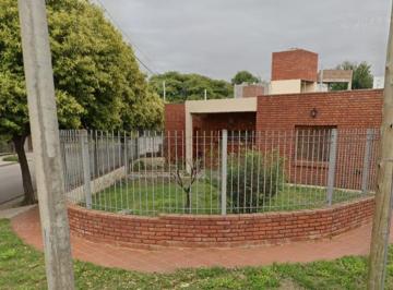 Casa · 130m² · 9 Ambientes · 1 Cochera · Casa en Marques de Sobremonte 3 Dorm., 1 Baño, Cochera, Impecable