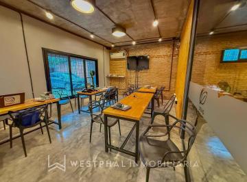 Casa · 136m² · 7 Ambientes · 3 Cocheras · Alquiler Comercial - Casa Estilo Worshop