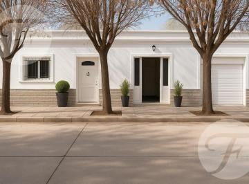 Casa · 153m² · 4 Ambientes · 1 Cochera · Casa en Lote Propio con Jardín y Cochera – Potencial Para Reciclar en Excelente Zona - Apto Crédito