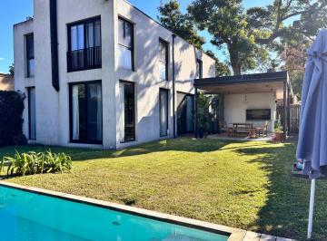 Casa · 170m² · 4 Ambientes · 2 Cocheras · Venta Casa Barrio con Portón - Bella Vista