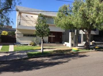 Casa de 5 ambientes, Ciudad de Mendoza · Casa Dalvian, 4 Dorm., 3 Baños, Calefacción, Piscina, Apto Crédito