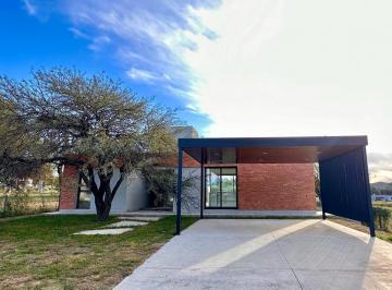 Casa · 180m² · 5 Ambientes · 2 Cocheras · Venta Casa 3 Dorm., 2 Baños. Valle del Golf