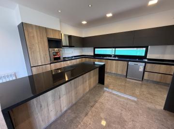 Casa · 430m² · 10 Ambientes · 2 Cocheras · La Cascada Casa de Categoría 4 Dorm..