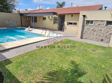 Casa · 164m² · 4 Ambientes · 2 Cocheras · Alquiler Chalet con Quincho y Piscina en Ciudad Evita. La Matanza.