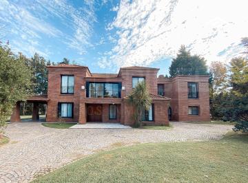 Casa · 340m² · 5 Ambientes · 4 Cocheras · Casa en Venta - St. Thomas Norte - Sur