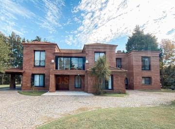 Casa · 340m² · 5 Ambientes · 4 Cocheras · Casa en Venta - St. Thomas Norte - Sur