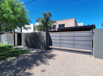 Casa de 10 ambientes, Rosario · Casa en Venta Barrio Hostal del Sol