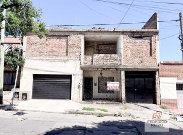 Casa · 145m² · 5 Ambientes · 1 Cochera · Pedro Chutro 335. Vendo Casa con Dpto! a Reciclar