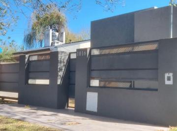 Casa · 100m² · 5 Ambientes · 1 Cochera · Impecable Casa en Alquiler Permanente en Funes. Pte Peron y Velez Sarsfield
