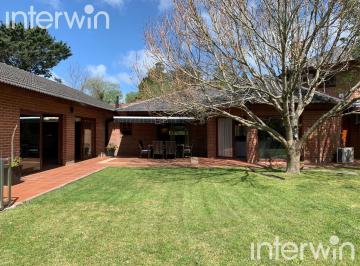 vertical · Casa - 6 Ambientes con Cochera - Villa Gesell - Venta
