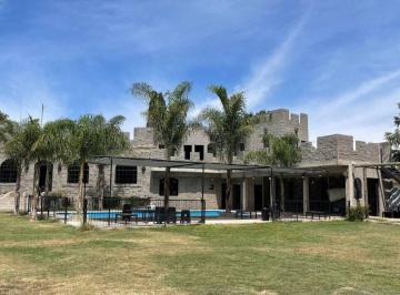 Quinta vacacional · 185m² · 2 Dormitorios · 3 Cocheras · Quinta Salon de Fiestas - Venta Castillo