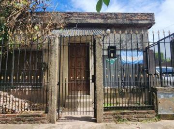 Casa · 76m² · 3 Ambientes · 2 Cocheras · Casa 3 Amb en Venta en Lanús con Cochera y Patio