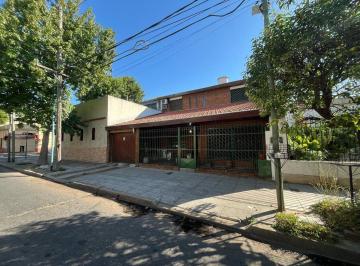 Casa · 120m² · 5 Ambientes · 1 Cochera · Amplia Casa de Dos Pisos en Villa Martelli