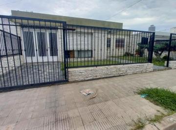 Casa · 186m² · 5 Ambientes · 1 Cochera · Casa en Venta 4 Dorm.. B° Los Naranjos