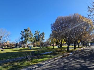 Casa · 225m² · 7 Ambientes · 1 Cochera · Neuquen Alquiler Casa en Dos Plantas Jardines del Rey Apto Alquiler Comercial o Vivienda