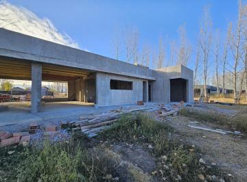 Casa · 161m² · 4 Ambientes · 2 Cocheras · Venta de Casa en Los Canales de Plottier