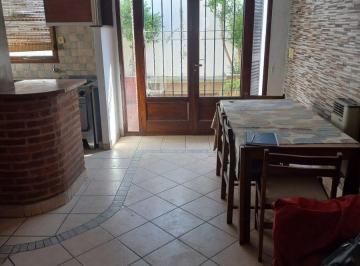 PH · 50m² · 3 Ambientes · Alquiler de Casa Dos Habitaciones con Patios