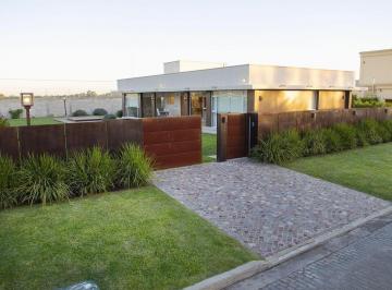 Casa · 200m² · 5 Ambientes · 2 Cocheras · Casa 5 Ambientes. | 25 y 514