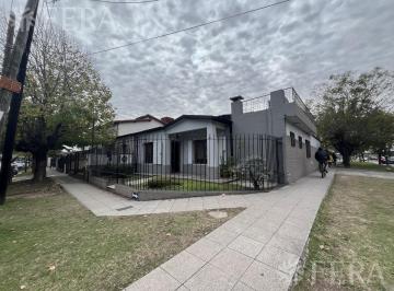 Casa · 145m² · 4 Ambientes · 2 Cocheras · Venta de Casa 5 Ambientes con Cochera en Quilmes Oeste