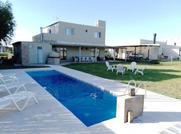 Casa · 290m² · 5 Ambientes · 6 Cocheras · Casa en Alquiler Anual en La Alameda – 5 Amb – Amoblada – Canning