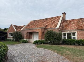 Casa · 300m² · 3 Dormitorios · 2 Cocheras · Impecable Casa con Gran Jardin