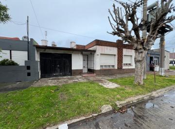 Terreno · 233m² · 3 Ambientes · 1 Cochera · Terreno en Primero de Mayo y Gral. Roca