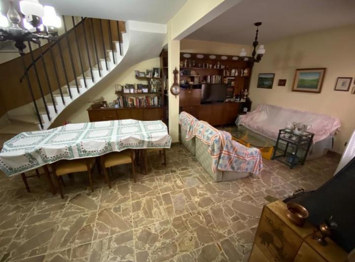 Casa · 1m² · 8 Ambientes