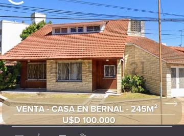 Casa · 235m² · 5 Ambientes · 1 Cochera · Venta Casa Bernal 5 Ambientes con Garage Apto Crédito