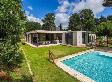 Casa · 250m² · 5 Ambientes · 1 Cochera · Casa en Venta en Costa Esmeralda Barrio Deportivo 2
