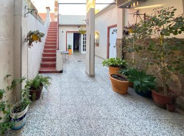 Casa · 236m² · 5 Ambientes · 1 Cochera · Venta/permuta - Casa de 3 Dorm. con Cochera y Patio Seco. Luis Agote, Rosario.