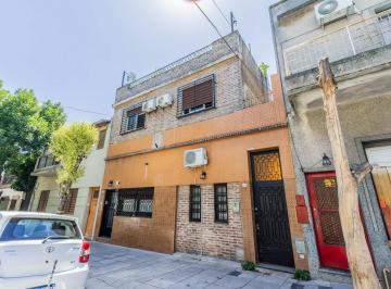 PH · 200m² · 5 Ambientes · Se Vende PH de 5 Ambientes con Patio y Terraza en Villa del Parque - Muy Buena Ubicación.