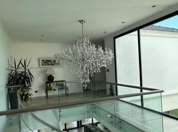 Casa · 293m² · 7 Ambientes · 2 Cocheras · Amplia y Sofisticada Casa en El Country El Venado