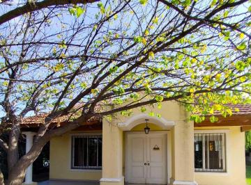 Casa · 211m² · 2 Dormitorios · 1 Cochera · Casa en Venta con Parque, Pileta y Quincho en Vistalba, Luján de Cuyo