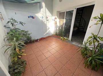 Casa · 65m² · 2 Ambientes · Casa Dúplex de Pasillo en Venta - Zona Abasto